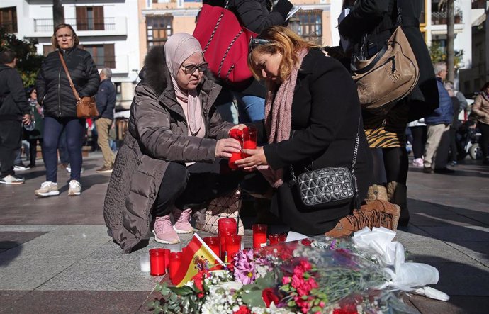 Vecinos depositan velas y flores  como muestras de dolor en la Plaza Alta, de Algeciras, donde caía el cuerpo sin vida de un sacristán tras el ataque en su iglesia a 26 de enero del 2023 en Algeciras (Cádiz, España).