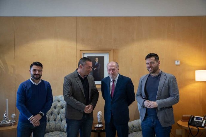 El presidente de la Diputación, Fernando Rodríguez Villalobos, con el alcalde de Badolatosa, Antonio Manuel González Graciano, acompañados del diputado Alejandro Moyano y el concejal de Cultura, José María Guerrero.