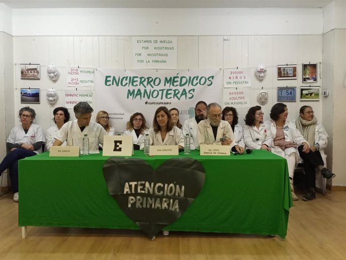 Rueda de prensa ofrecida por los médicos de Atención Primaria encerrados en un centro cedido por la Asociación Vecinal de Manoteras