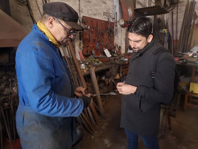 Ismael Sánchez conversa con uno de los artesanos con taller en el casco norte del centro.