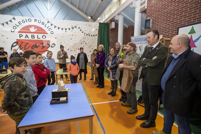 Los consejeros Guillermo Blanco y Marina Lombó en el acto celebrado en el colegio Pablo Picasso de Laredo