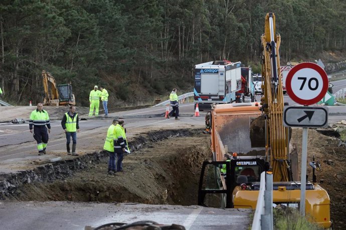 Operarios trabajan en la carretera N-642, a 21 de enero de 2023, en Lugo, Galicia (España). La carretera N-642, que une los municipios de A Mariña lucense, permanece cortada al tráfico a la altura del acceso a Burela desde Foz debido a un socavón produc