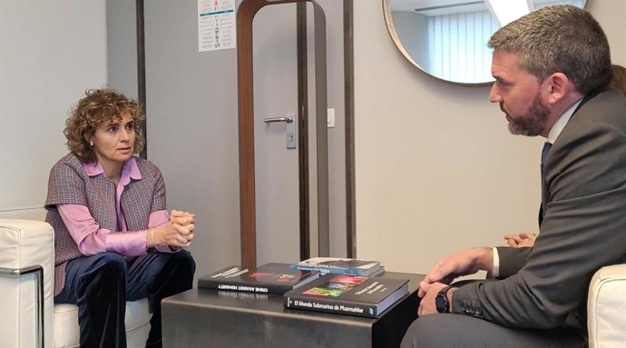 El consejero de Agua, Agricultura, Ganadería y Pesca, Antonio Luengo, con responsables de la revisión de la Directiva de Aguas Residuales del Parlamento Europeo y de la Representación Permanente de España ante la UE