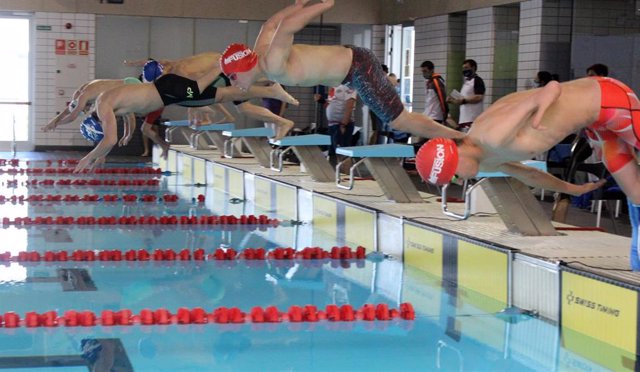 Archivo - Competición de natación adaptada en una piscina.