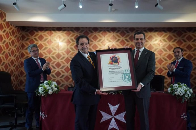 El presidente de la Junta de Andalucía, Juanma Moreno, nombrado Hermano Distinguido de las Reales Cofradías Fusionadas de Málaga capital.