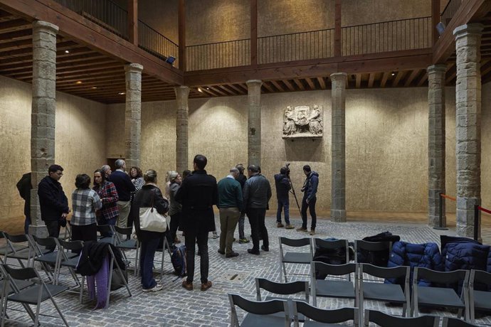 Imagen del escudo, en la pared.