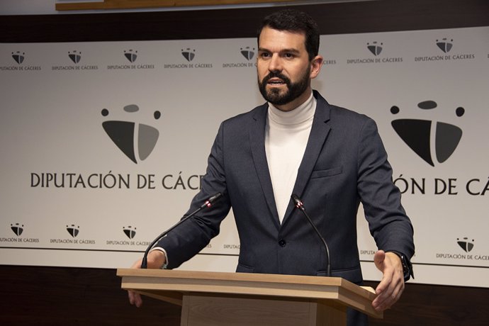 El portavoz del gobierno de la Diputación de Cáceres, Álvaro Sánchez Cotrina, en rueda de prensa