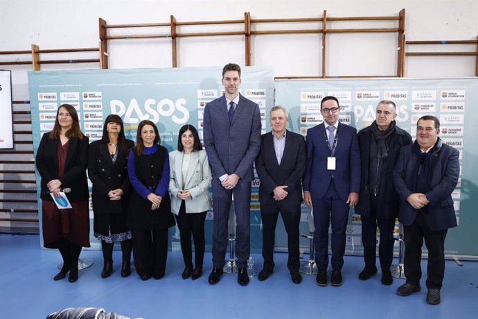 El exjugador de baloncesto Pau Gasol, junto a la ministra de Sanidad, Carolina Darias, y el presidente del CSD, José Manuel Franco.