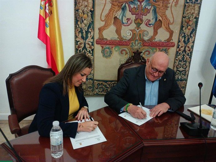 La delegada territorial de Justicia, Administración Local y Función Pública de la Junta, Raquel López, y el alcalde de La Rambla, Jorge Jiménez.