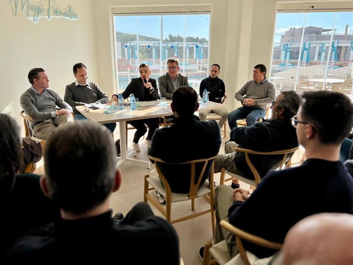 La presidenta del PP balear, Marga Prohens, con afectados por el reglamento de Costas en Formentera.