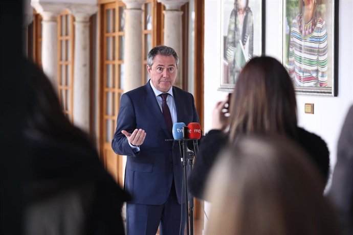 El secretario general del PSOE-A, Juan Espadas, este jueves en declaraciones a los medios de comunicación.