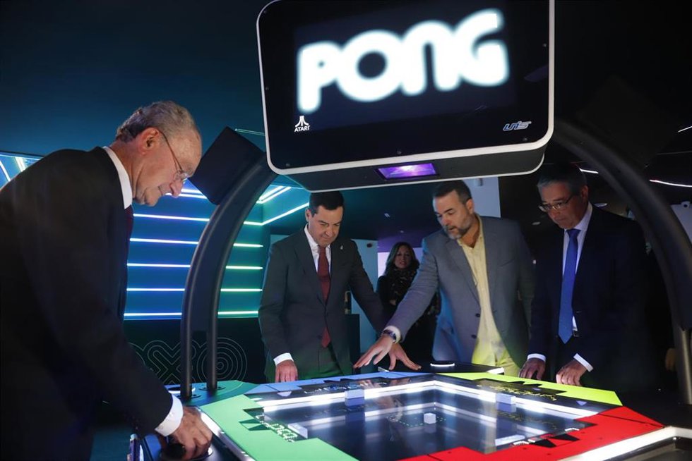 El presidente de la Junta, Juanma Moreno (c), junto al alcalde de Málaga, Francisco de la Torre (i), y el presidente de la Diputación, Francisco Salado, en la  inauguración de OXO Museo del Videojuego de Málaga