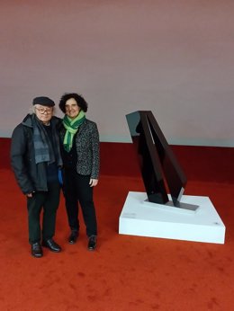 El artista Herminio y la consejera de Cultura, Berta Piñán, junto a una escultura del artista en el Centro Niemeyer.