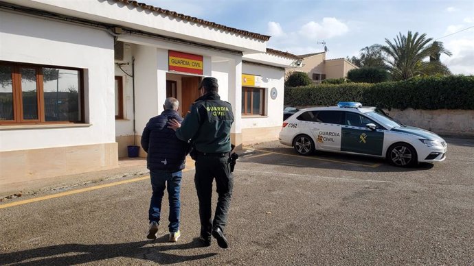 Guardia Civil detiene a un hombre tras pillarlo 'in fraganti' dentro una casa de Llucmajor para robar.