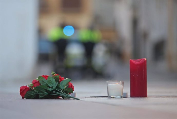 Velas y flores  en la Plaza Alta, de Algeciras, tras el ataque a varias iglesias.