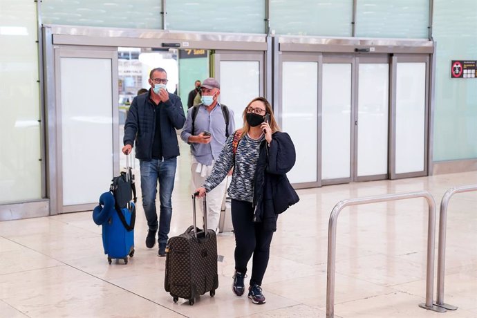 Archivo - Varias personas en la T4 del aeropuerto Adolfo Suárez, Madrid-Barajas.