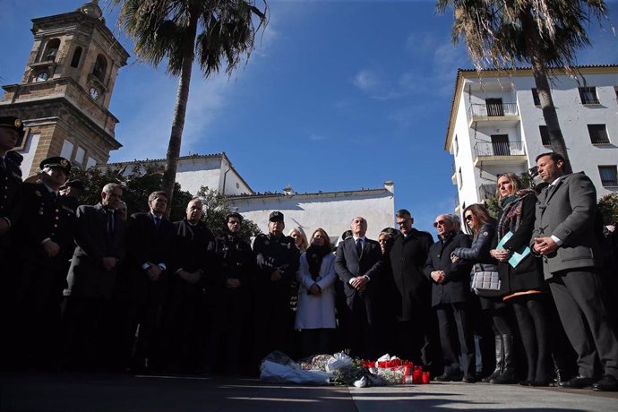 El presidente de la Diputación de Cádiz, Juan Carlos Ruiz Boix, junto a otras autoridades en el minuto de silencio guardado por el ataque terrorista ocurrido ayer en Algeciras