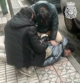 Momento de la detención del presunto autor de la agresión sexual a  una joven en Burgos.