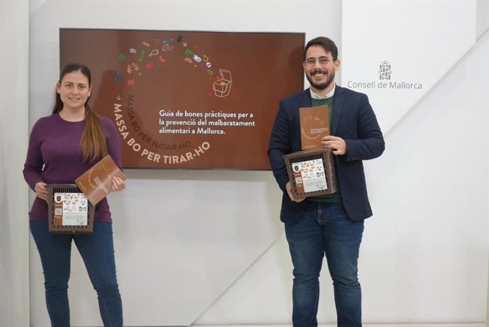 La consellera insular de Sostenibilidad y Medio Ambiente, Aurora Ribot, y el director insular de Residuos, Juan Carrasco.