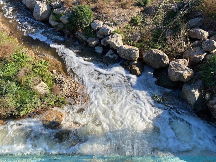 Aportación de agua regenerada al río Llobregat.