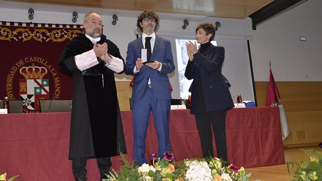 Archivo - Ignacio Ontiveros recoge la Medalla de UCLM a título póstumo a Emilio Ontiveros