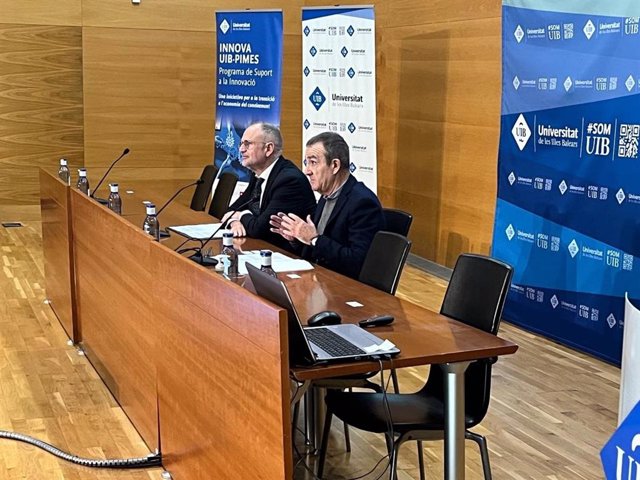 El conseller de Transición Energética, Sectores Productivos y Memoria Democrática, Juan Pedro Yllanes, y el rector de la UIB, Jaume Carot.
