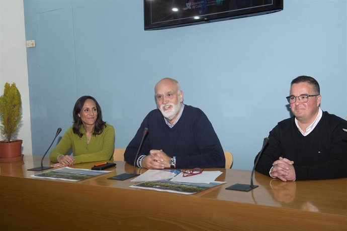 El diputado Javier Vidal junto a Irene Ares, jefa del Servicio de Medio Ambiente y Gustavo Cana, responsable del Servicio de Educación Ambiental.