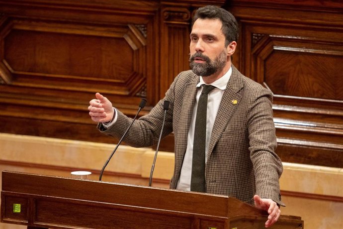 El conseller de Empresa y Trabajo de la Generalitat, Roger Torrent,  durante una sesión plenaria en el Parlament, a 24 de enero de 2023, en Barcelona