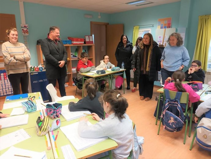 La consejera de Educación, Lydia Espina, durante su visita a los Oscos