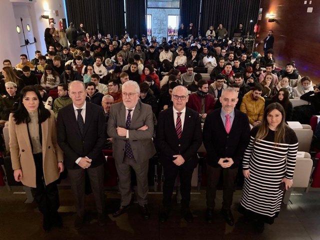 El Foro de Ciberseguridad y Robótica reúne a jóvenes de Linares para conocer las profesiones del futuro