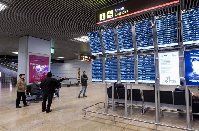 El panel de llegadas donde se refleja un vuelo procedente de Chongqing (China), en el aeropuerto Adolfo Suárez Madrid-Barajas, a 3 de enero de 2023, en Madrid (España).  
