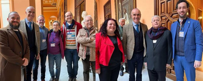 El alcalde de Sevilla, con los homenajeados, en el Ayuntamiento.