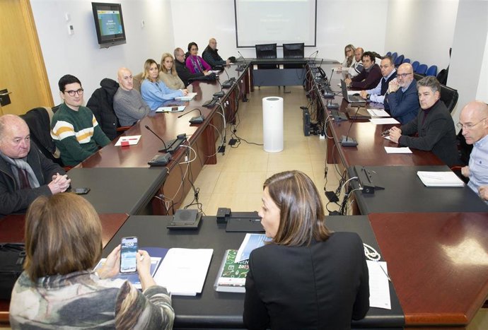 La consejera de Presidencia, Interior, Justicia y Acción Exterior, Paula Fernández, se reúne con alcaldes de pequeños ayuntamientos para abordar un nuevo proyecto de digitalización de los municipios