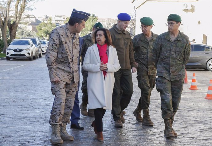 La ministra de Defensa, Margarita Robles, en una visita a los militares ucranianos que reciben instrucción y adiestramiento en las instalaciones de Toledo Training Command (Academia de Infantería de Toledo)