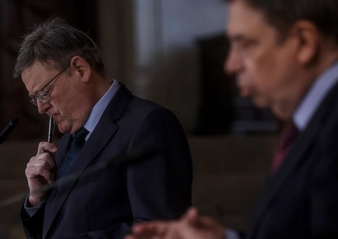 El ministro de Agricultura, Pesca y Alimentación, Luis Planas (d), ofrece una rueda de prensa tras reunirse con el presidente de la Generalitat, Ximo Puig (i), en el Palau de la Generalitat, a 26 de enero de 2023, en Valencia