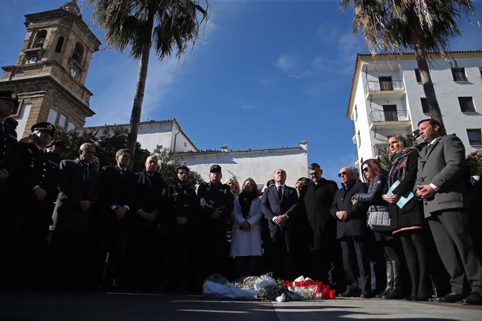 El alcalde de Algeciras en el minuto de silencio guardado en la plaza Alta por la muerte del sacríistán de La Palma.