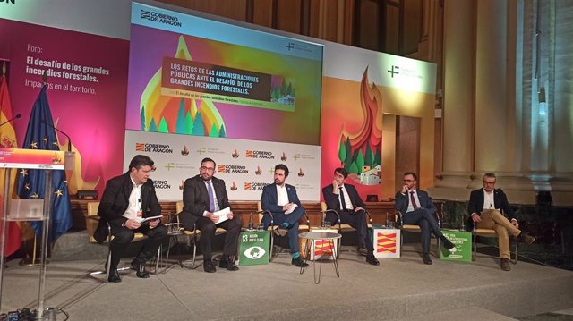 Participantes de las comunidades autónomas en una mesa redonda dentro del Foro 'Desafío de los grandes incendios forestales. Impactos enel territorio'.