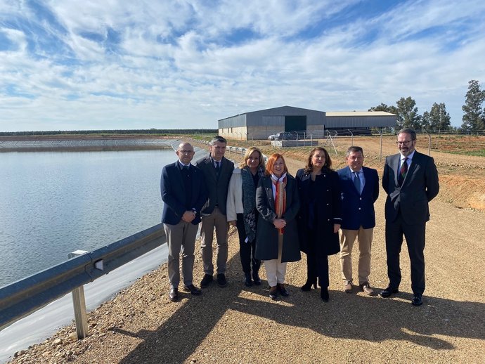 Crespo (3 dcha.) en una foto de familia con la Comunidad de Regantes Genil.