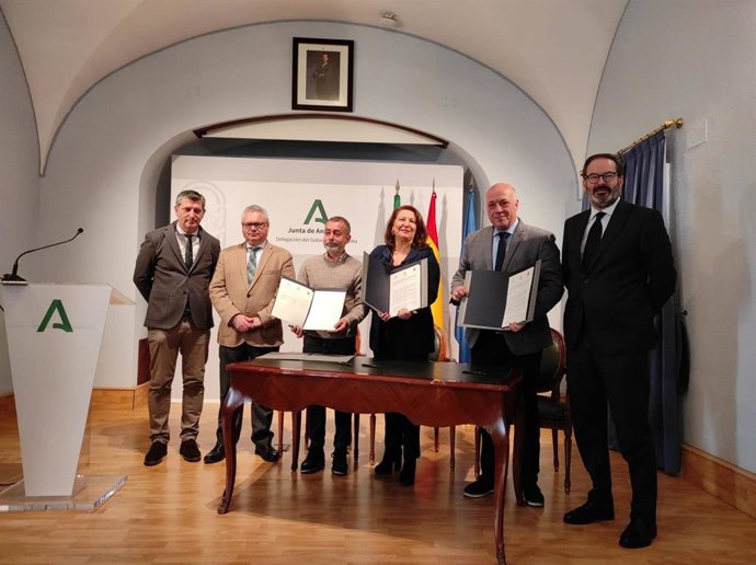 El presidente de la institución provincial, Antonio Ruiz (segundo por la dcha.), junto a la consejera de Agricultura, Pesca, Agua y Desarrollo Rural de la Junta, Carmen Crespo, en la firma de los convenios.
