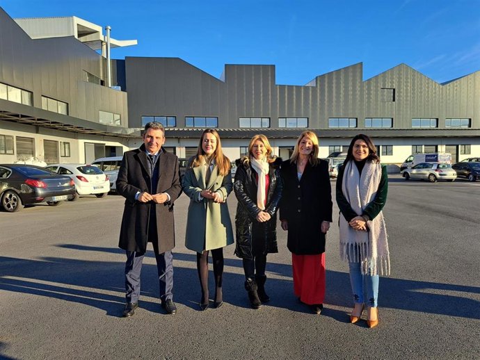 La consejera de Economía, Hacienda y Fondos Europeos de la Junta de Andalucía, Carolina España, ha visitado este jueves la Ciudad del Marisco de Huelva.