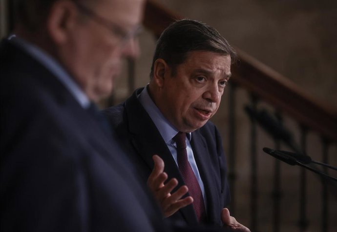 El ministro de Agricultura, Pesca y Alimentación, Luis Planas (d), ofrece una rueda de prensa tras reunirse con el presidente de la Generalitat, Ximo Puig (i), en el Palau de la Generalitat