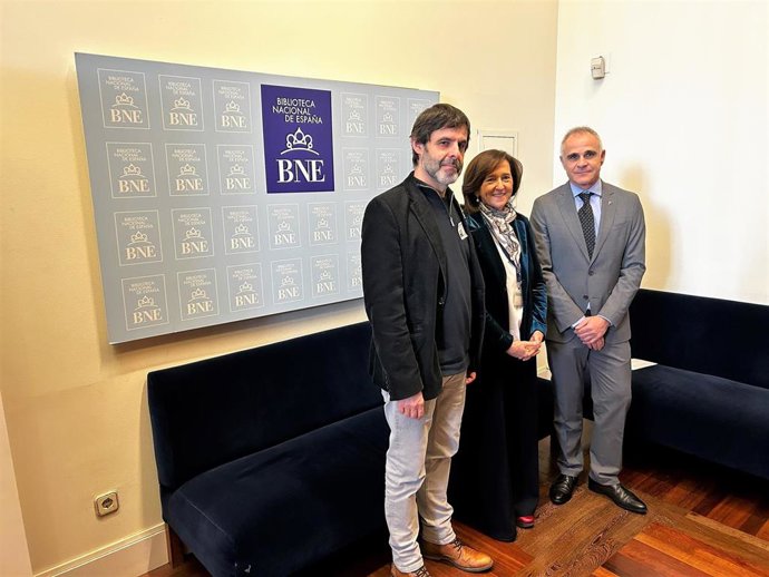 El investigador Pedro Martín Baños, el director de Ediciones Universidad de Salamanca, Jacobo Sanz, y la directora de la Biblioteca Nacional, Ana Santos Aramburu, de izquierda a derecha, en la presentación en Madrid