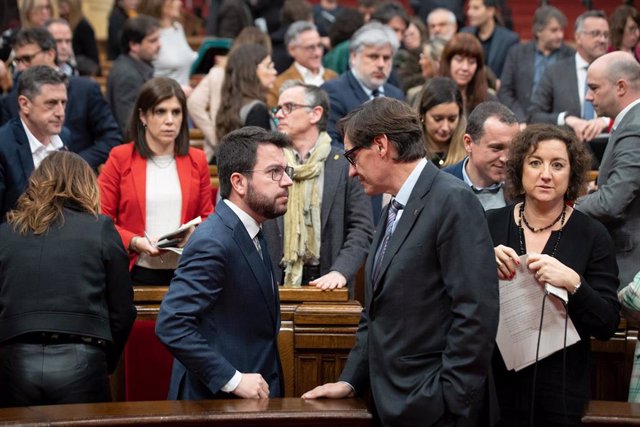 El presidente de la Generalitat, Pere Aragonès, y el líder del PSC, Salvador Illa, conversan durante una sesión plenaria en el Parlament, a 26 de enero de 2023.
