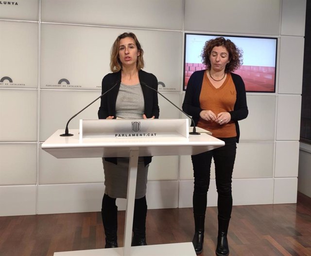 Las diputadas de la CUP en el Parlament Laia Estrada y Montserrat Vinyets en rueda de prensa en la Cámara catalana