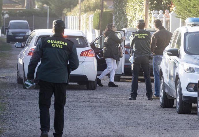 Archivo - Varios agentes de la Guardia Civil y de Criminalística, en las inmediaciones del chalé de Óscar S., primer investigado del caso y último amigo que vio con vida a Esther López, a 10 de abril de 2022, en Traspinedo, Valladolid, Castilla y León (