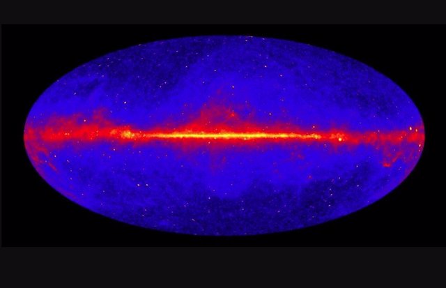 Esta imagen muestra el cielo entero visto por el Gran Telescopio de Área Fermi.
