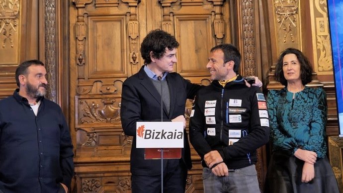 El diputado general de Bizkaia, Unai Rementeria, en el Palacio Foral, junto al alpinista Alex Txikon