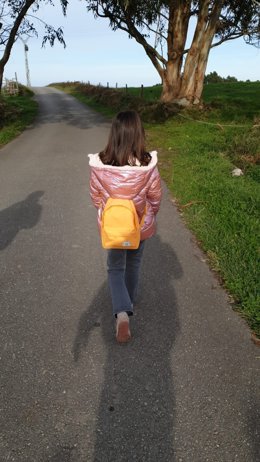 Archivo - Niña con mochila