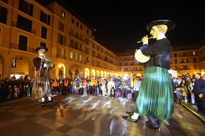 Gegants en la Revetla de Sant Sebasti.
