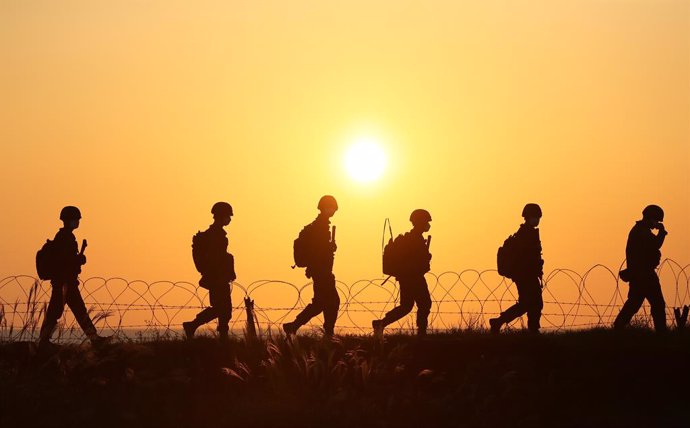 Archivo - Marines surcoreanos patrullan en la frontera con Corea del Norte.
